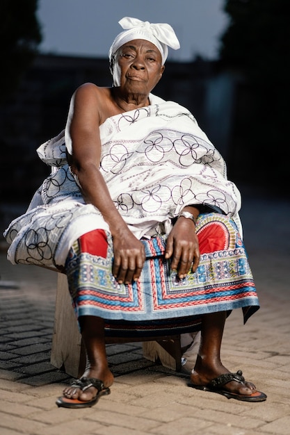 Foto gratuita donna senior africana