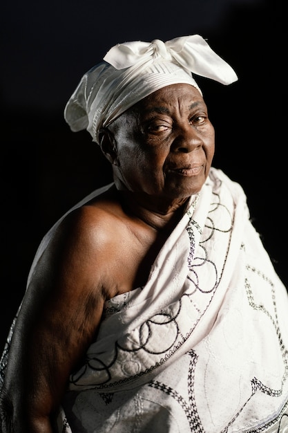 Foto gratuita donna senior africana