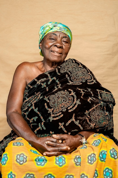 Foto gratuita donna senior africana