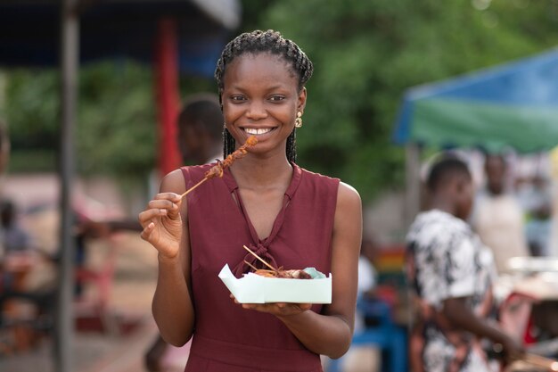 Африканская женщина ест уличную еду
