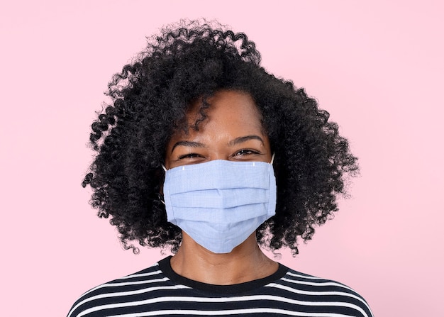 Free photo african woman mockup psd wearing face mask in the new normal