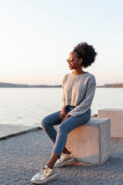 Free photo african woman wearing sunglasses and looking away