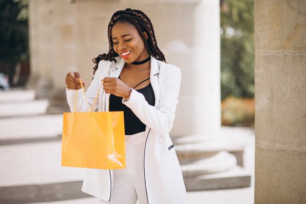 黄色の買い物袋を持つアフリカの女性