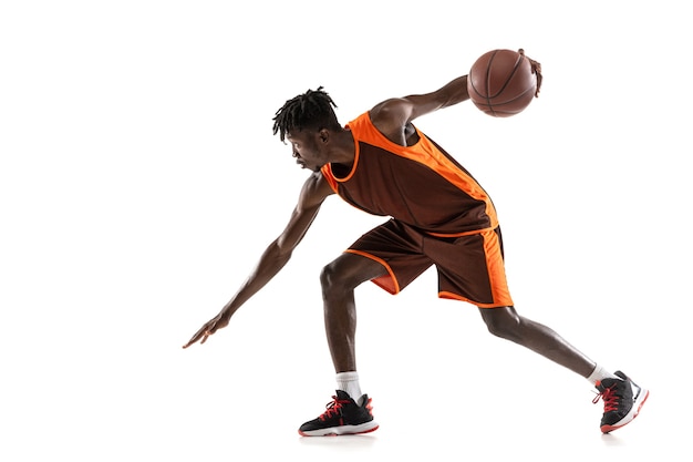Foto gratuita giocatore di basket maschio afroamericano in movimento e azione isolato su bianco