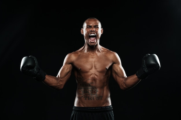 Афро-американский боксер празднует победу с поднятыми руками