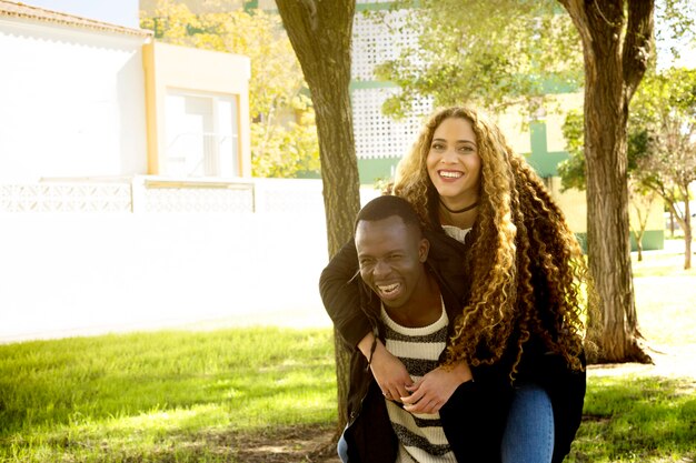Афро американская пара в парке
