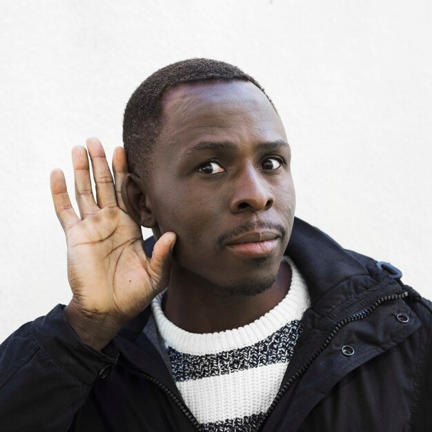 Афро-американский мужчина делает слушать жест