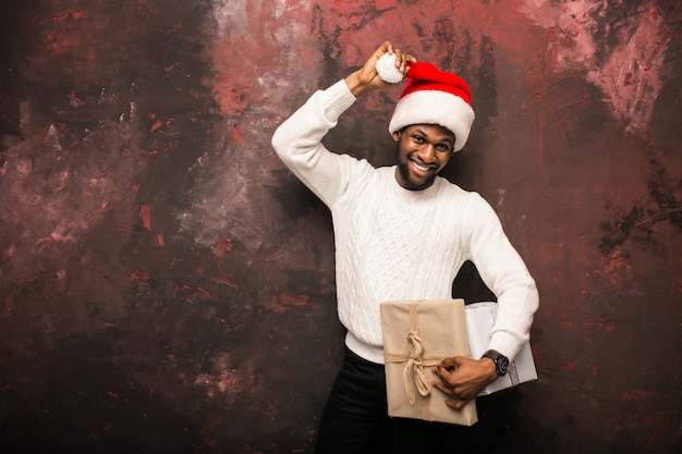 Free photo afro american man holding christmas presents