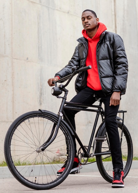 그의 자전거를 타고 아프리카 계 미국 흑인 남자