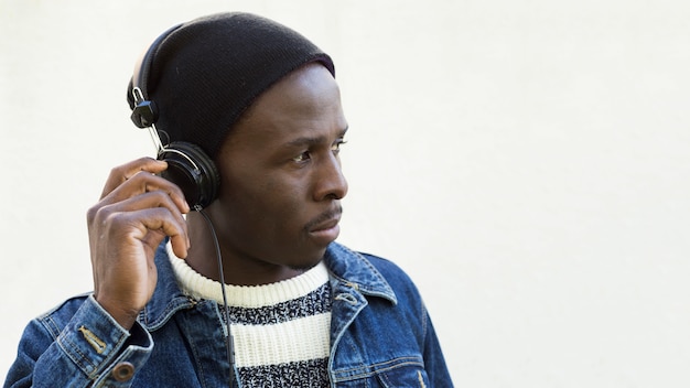 Free photo afro american man with headphones