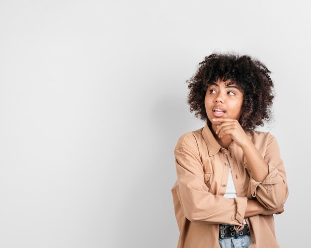 思考と目をそらすアフリカ系アメリカ人の女性