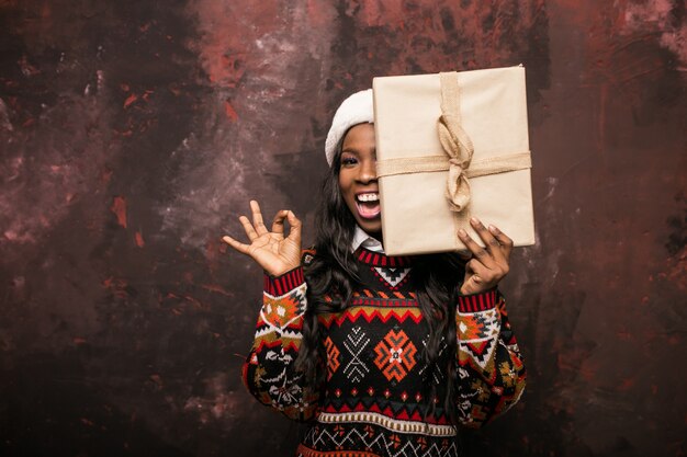 Free photo afro american woman with christmas presents