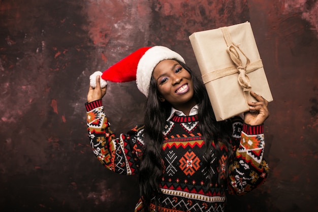 Foto gratuita donna afroamericana con regali di natale