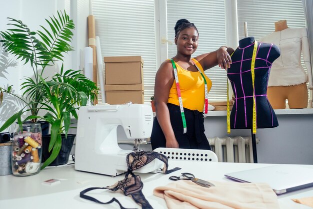 아프리카 여성은 워크샵에서 종이를 그리는 패턴을 그립니다.