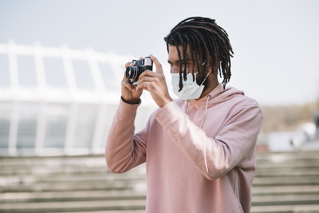Афроамериканский человек фотографирует