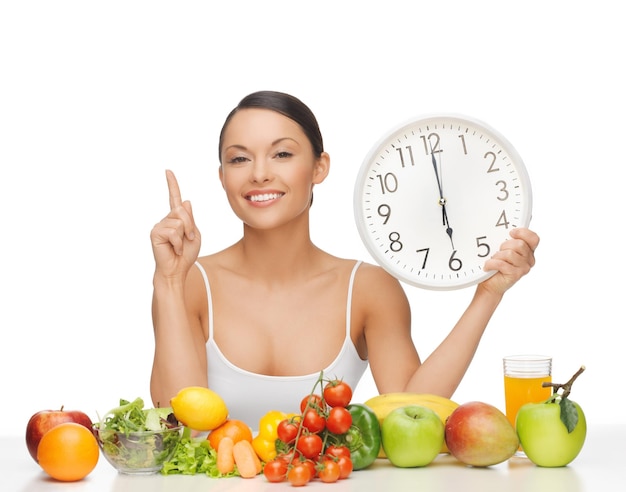 После шестичасовой диеты - счастливая женщина с фруктами и овощами Premium Фотографии