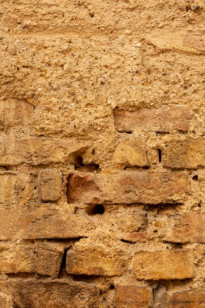 Старая кирпичная стена с цементом