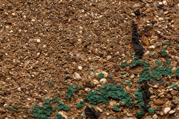 Foto gratuita calcestruzzo invecchiato con rocce e vernice