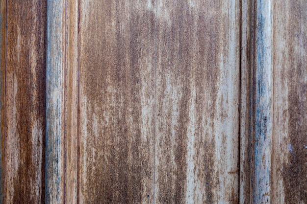 素朴な外観を持つ古い木材