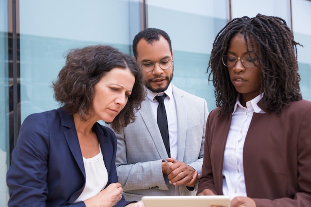 Free photo agent showing presentation to customer