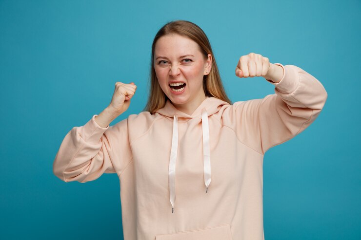 無料Photo ボクシングのジェスチャーをしている攻撃的な若いブロンドの女性