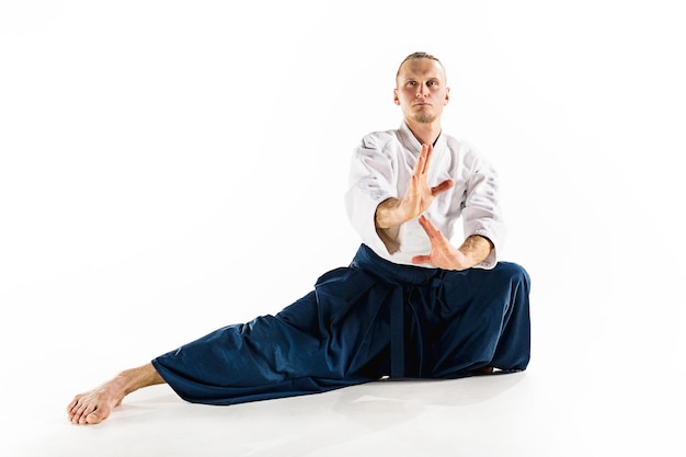 Foto gratuita il maestro di aikido pratica la postura di difesa