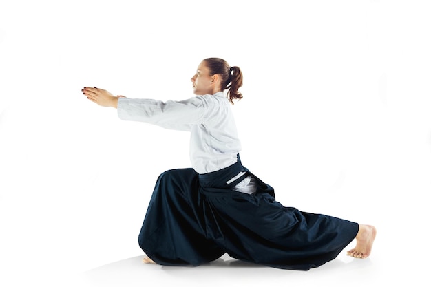 Foto gratuita il maestro di aikido pratica la postura di difesa