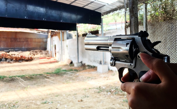 Free Photo aiming gun
