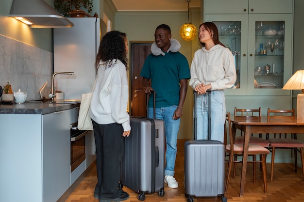 Foto gratuita host airbnb che accoglie gli ospiti