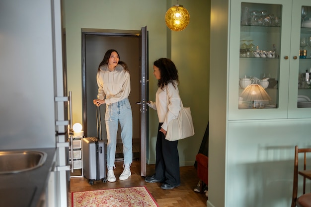 Хозяин Airbnb встречает гостей