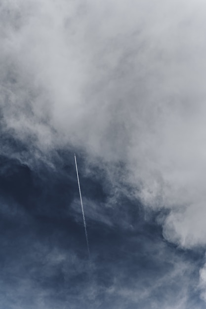 曇り空を横切って飛んでいる航空機