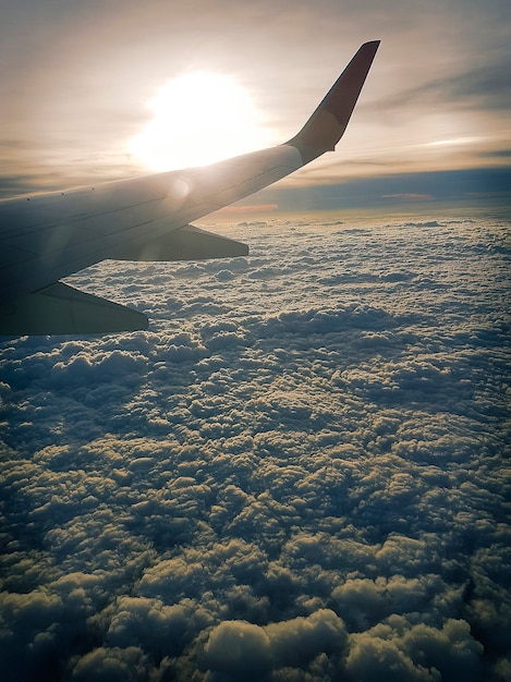 雲の上を飛んでいる飛行機