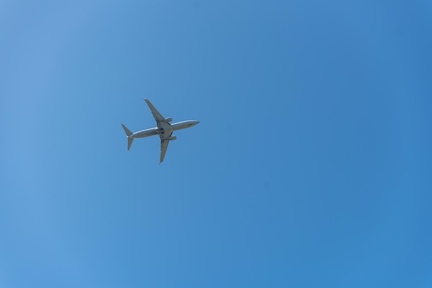 Бесплатное фото Самолет летит в голубом небе