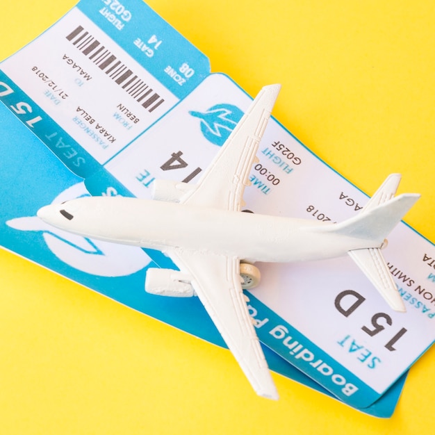 Билеты на самолёт возле игрушечного самолета