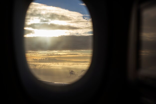 飛行機の窓雲の自然環境