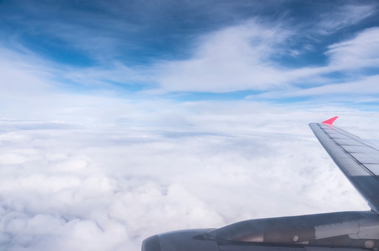 無料Photo 青空と雲の飛行機の翼