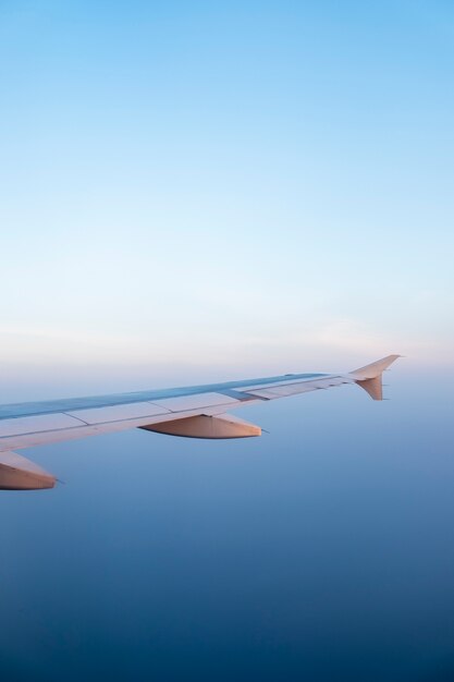 крыло самолета и голубое небо