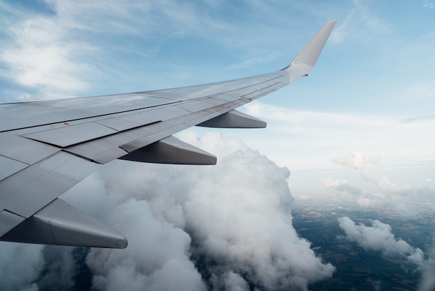 Foto gratuita ala di aeroplano e nuvole dalla vista della finestra