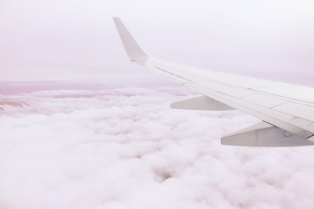 雲の上に飛行機の翼