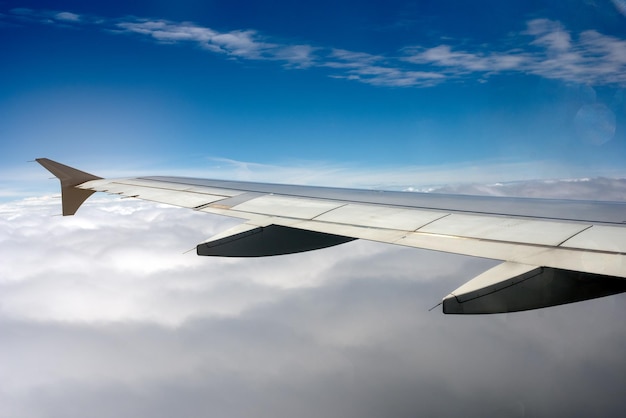Бесплатное фото Крыло самолета на небе