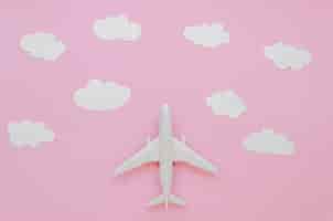 Foto gratuita aeroplano con nuvole in cima