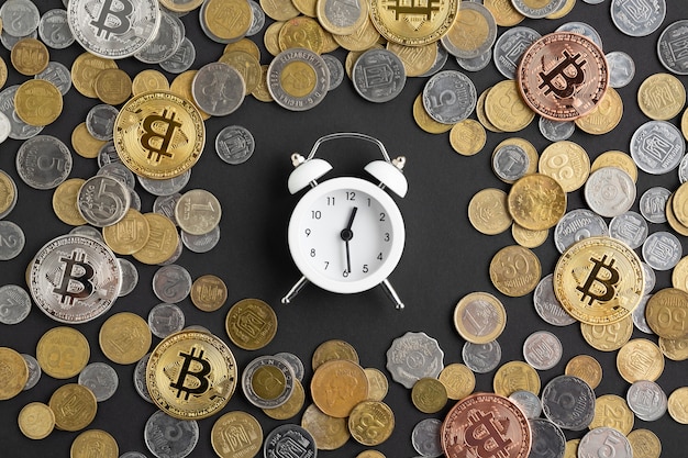 Free photo alarm clock surrounded by currency