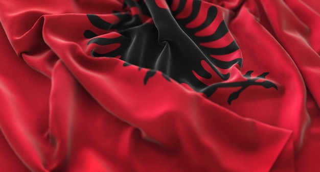 アルバニアの旗が美しく揺れてマクロ接写
