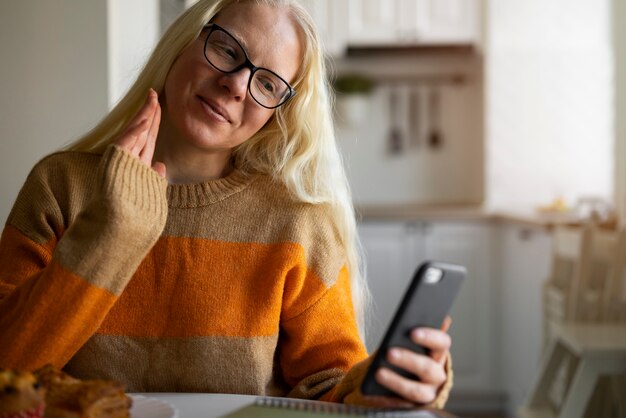 Foto gratuita donna albina a casa che fa le faccende