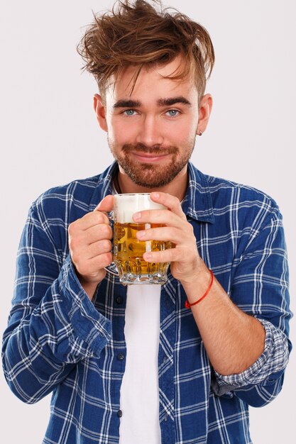 アルコール。ビールと青いシャツの男