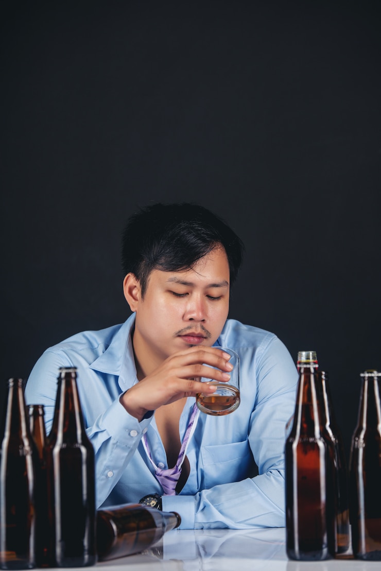 무료 Photo 병 많은 위스키를 마시는 알콜 아시아 남자