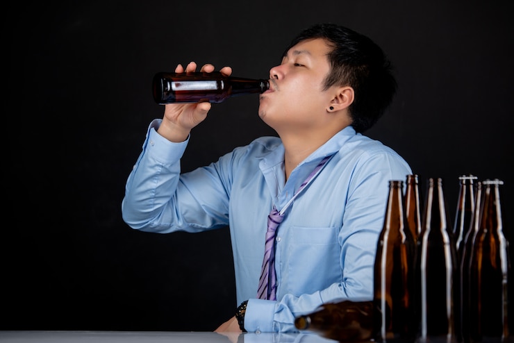 무료 Photo 맥주 병을 많이 가진 알콜 아시아 사람