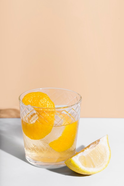 알콜 음료 칵테일과 레몬 복사 공간