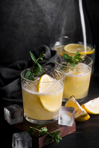 Alcoholic beverage cocktail with lemon