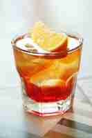 Free photo alcoholic cocktail with orange slices